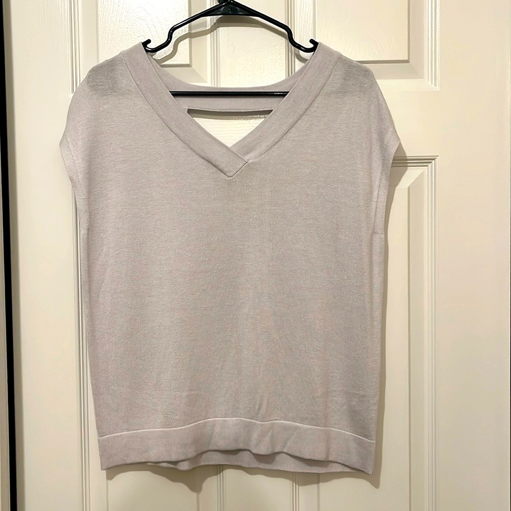 Banana Republic shortsleeved sweater. Size small. Light gray.